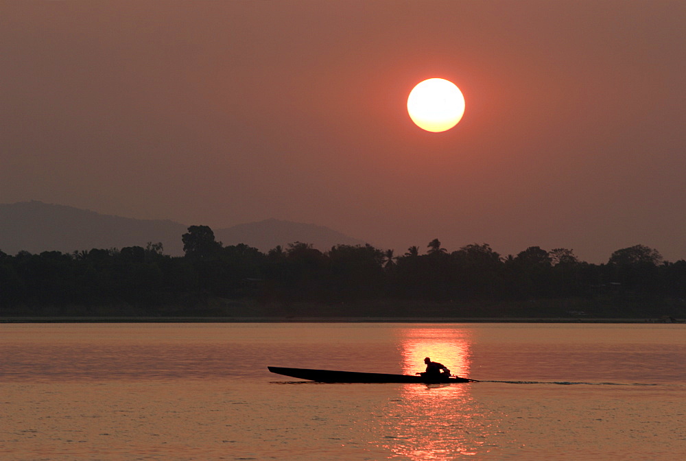 Sunset over the Mekong river, Pakse, southern Laos, Indochina, Southeast Asia, Asia