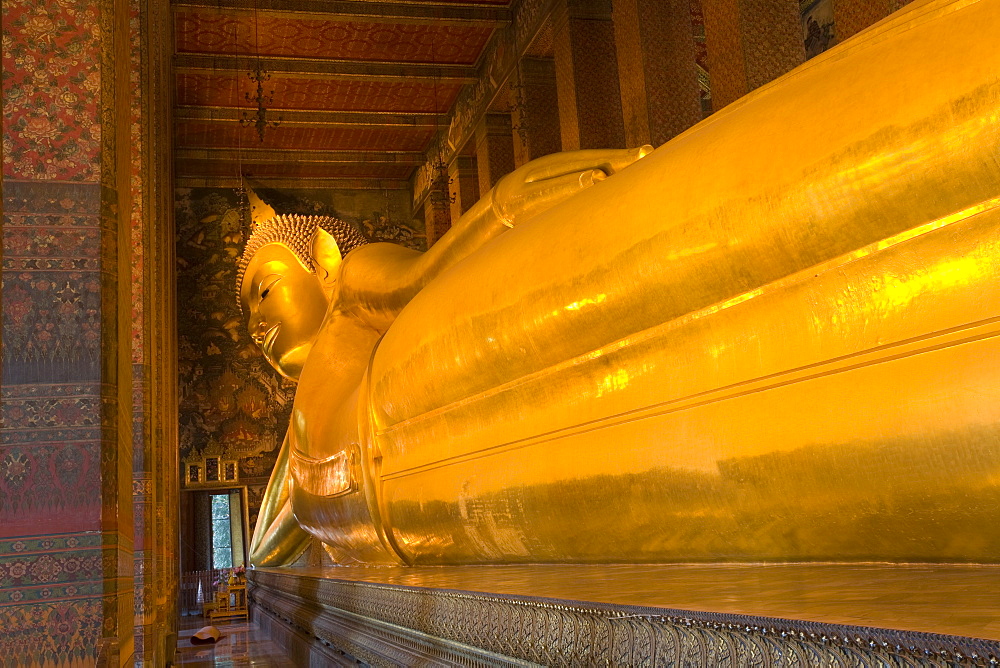 Reclining Buddha at Wat Pho Temple, Rattanakosin District, Bangkok, Thailand, Southeast Asia, Asia