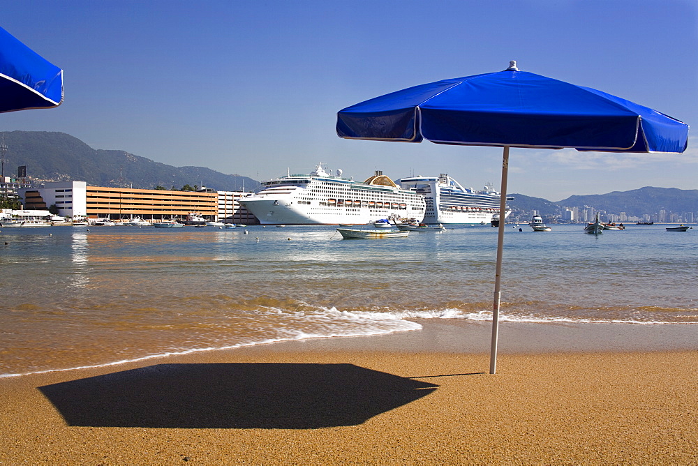 Tlacopanocha Beach in Old Town Acapulco, State of Guerrero, Mexico, North America