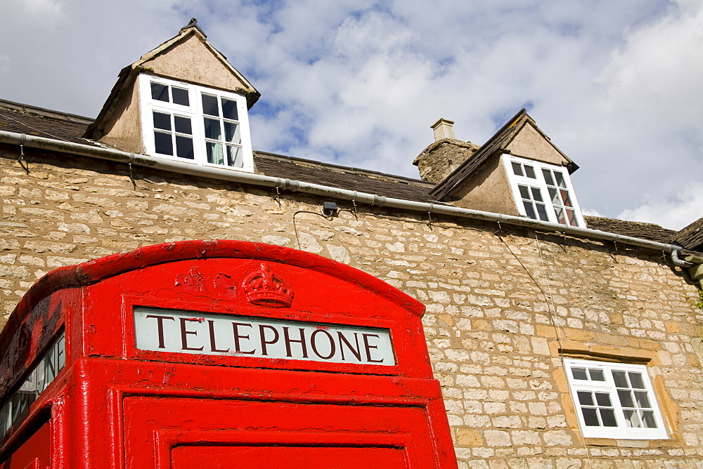 Red phone box on Digbeth Street, Stow-on-the-Wold, Gloucestershire, Cotswolds, England, United Kingdom, Europe