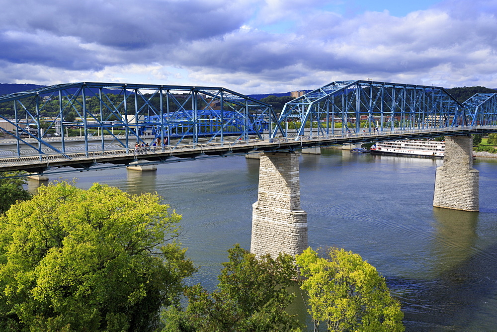 Walnut Street pedestrian bridge over the Tennessee River, Chattanooga, Tennessee, United States of America, North America 