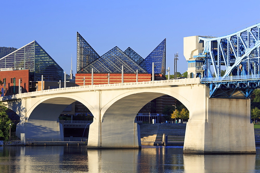 Market Street Bridge and Tennessee Aquarium, Chattanooga, Tennessee, United States of America, North America 