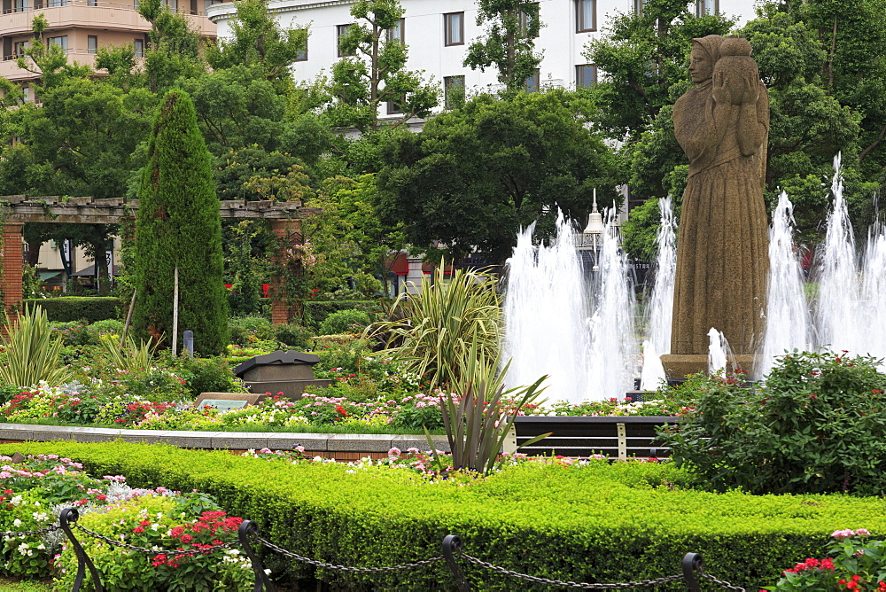 Fountain, Yamashita Park, Yokohama, Honshu Island, Japan, Asia