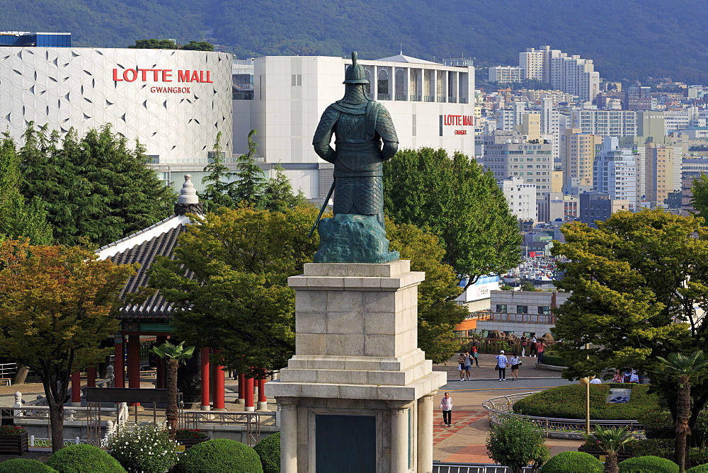 Admiral Yi Sun-Shin (Yi Sun-Sin) statue, Yongdusan Park, Busan, South Korea, Asia