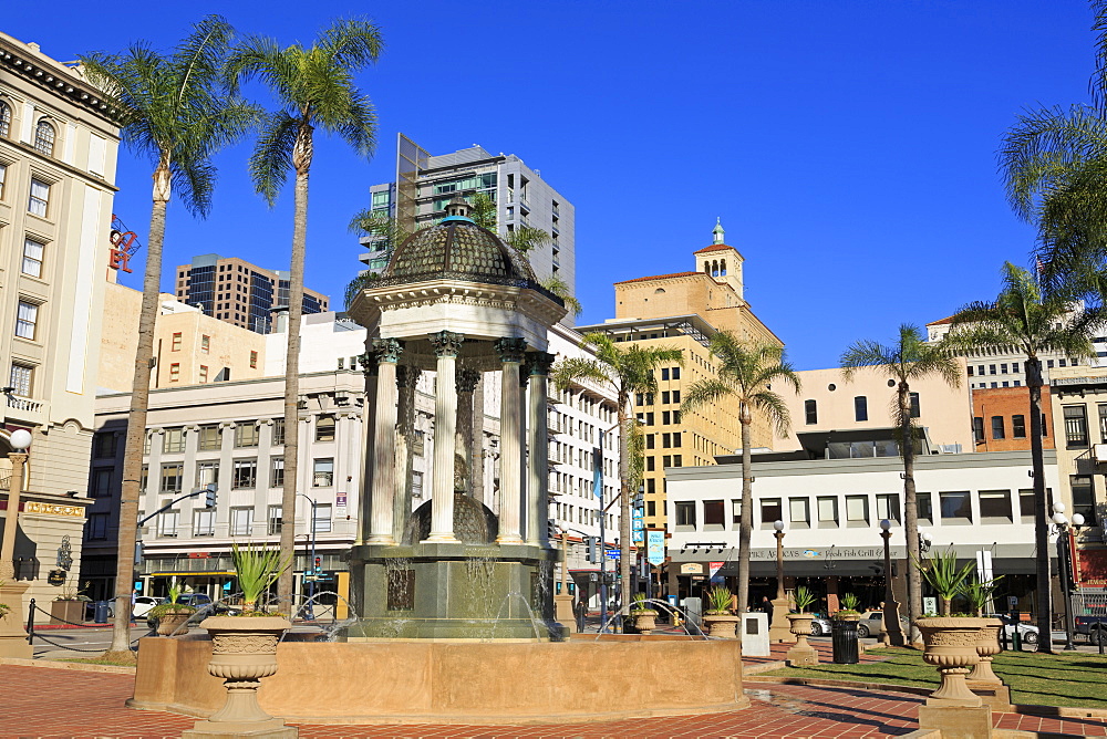 Broadway Fountain, Horton Plaza Park, Gaslamp Quarter, San Diego, California, United States of America, North America