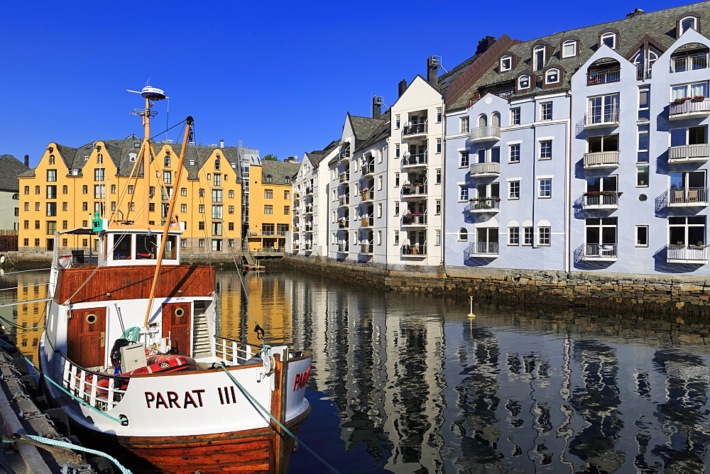 Inner Harbor, Alesund City, More og Romsdal County, Norway, Scandinavia, Europe