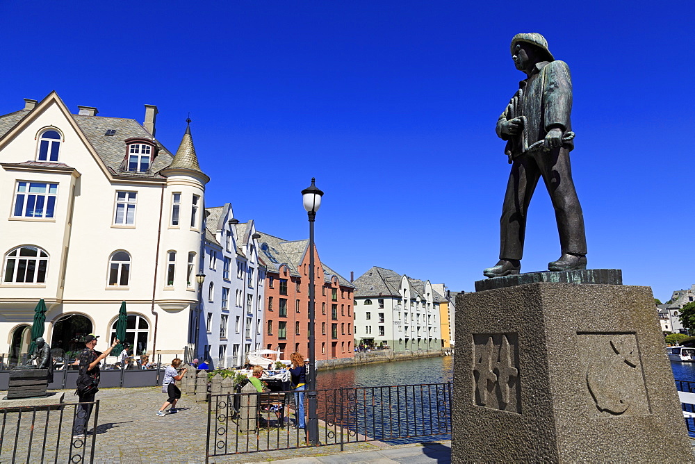 Fisherman sculpture in Apoteker Square, Alesund City, More og Romsdal County, Norway, Scandinavia, Europe