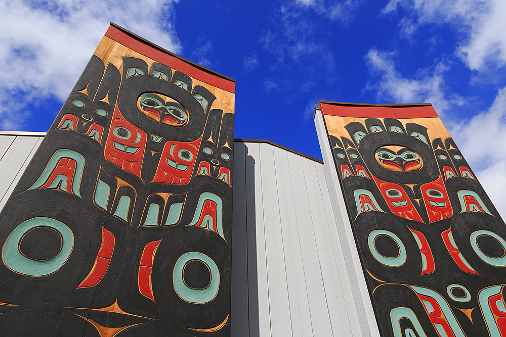 Totem Pole, Sheet'ka Kwaan Naa Kahidi Community House, Sitka, Alaska, United States of America, North America