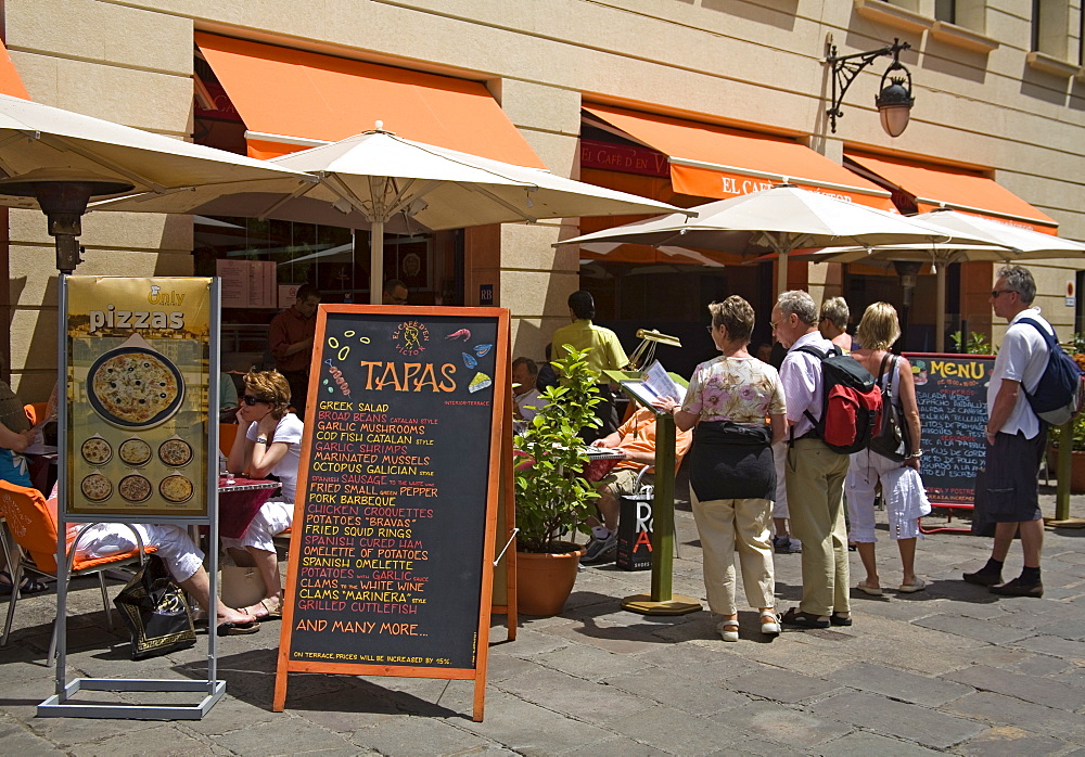 Tapas restaurant, Avda de la Catedral, Gothic Quarter, City of Barcelona, Catalonia, Spain, Europe