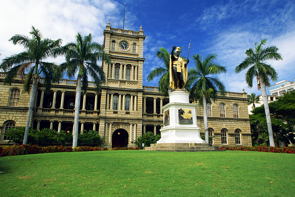 Statue of King Kamehameha and State Judiciary Building, Honolulu, Oahu island, Hawaii, United States of America, North America