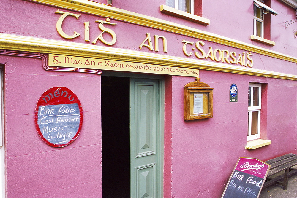 Pub in Ballyferriter, Dingle Peninsula, County Kerry, Munster, Republic of Ireland, Europe