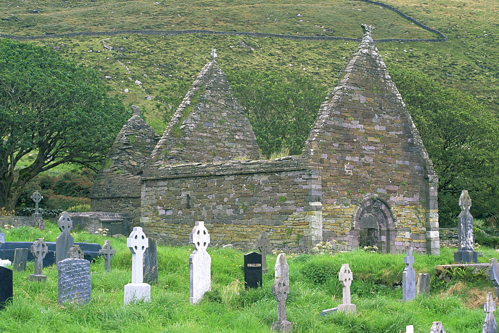 Kilmalkedar Romanesque church, Dingle Peninsula, County Kerry, Munster, Republic of Ireland, Europe