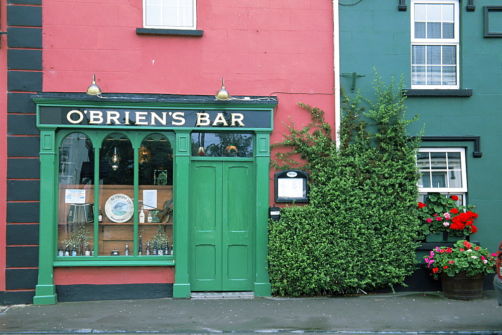 O'Brien's pub, Ballyvaughan, County Clare, Munster, Republic of Ireland, Europe