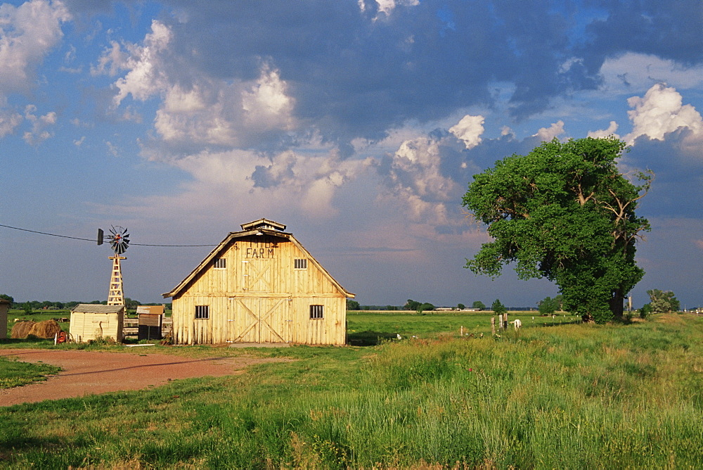 Barn near Chimney Rock, Scotts Bluff, Nebraska, United States of America, North America