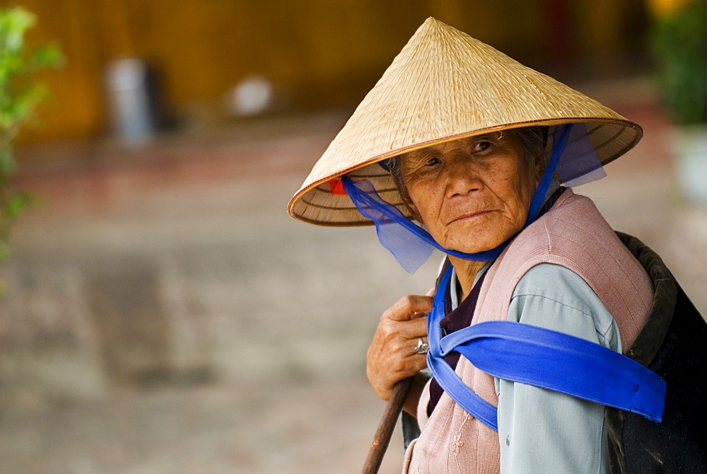 Naxi woman, Lijiang old town, UNESCO World Heritage Site, Yunnan, China, Asia