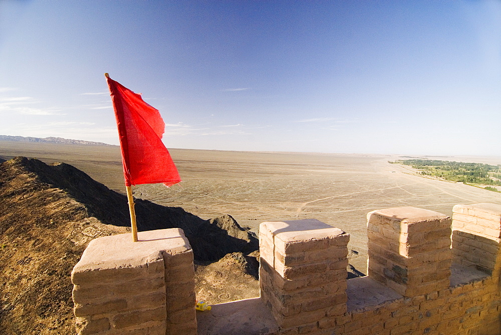 Red Flag flying on overhanging great wall, UNESCO World Heritage Site, Jiayuguan, Gansu, China, Asia