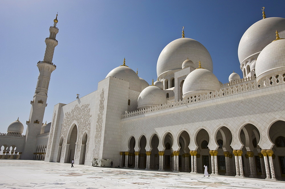 Courtyard, domes and minarets of the new Sheikh Zayed Bin Sultan Al Nahyan Mosque, Grand Mosque, Abu Dhabi, United Arab Emirates, Middle East