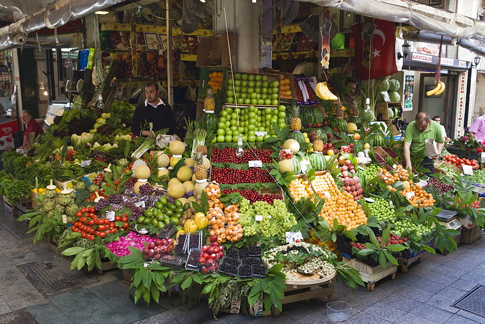 Corner greengrocer shop, fruit and vegetables, Istanbul, Turkey, Europe