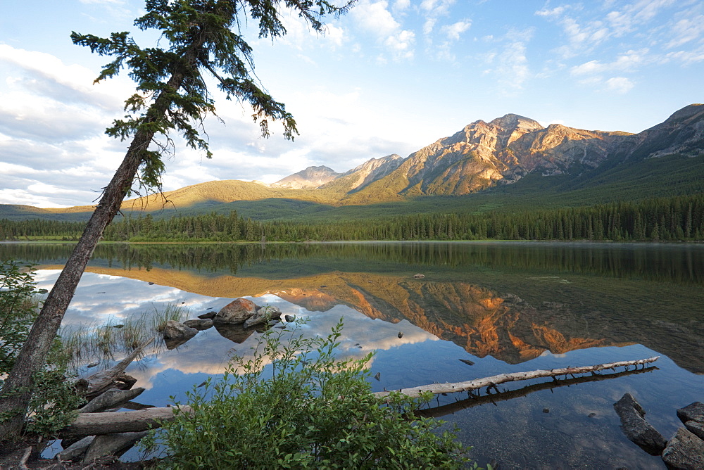 Early morning light at Pyramid Lake, Jasper National Park, UNESCO World Heritage Site, British Columbia, Rocky Mountains, Canada, North America