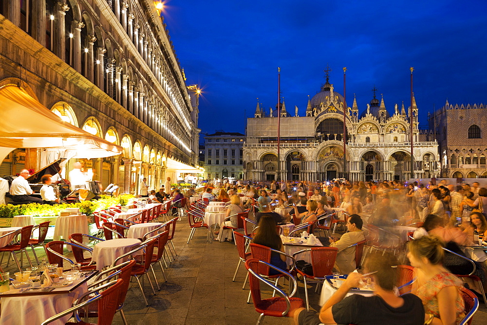 Musicians entertaining customers outside cafe in St. Mark's Square at night with the Basilica di San Marco (St. Mark's Basilica in the background, Venice, UNESCO World Heritage Site, Veneto, Italy, Europe