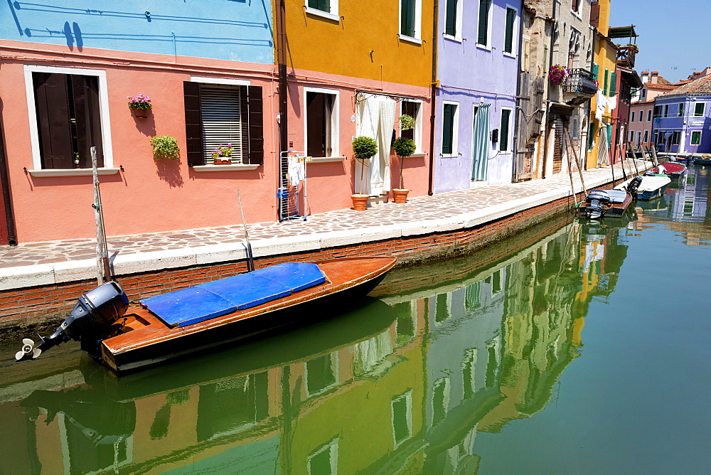 Canal lined with traditional colourful houses in Burano, Venice, UNESCO World Heritage Site, Veneto, Italy, Europe