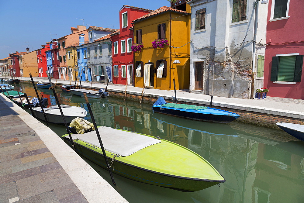 Canal lined with traditional colourful houses in Burano, Venice, UNESCO World Heritage Site, Veneto, Italy, Europe