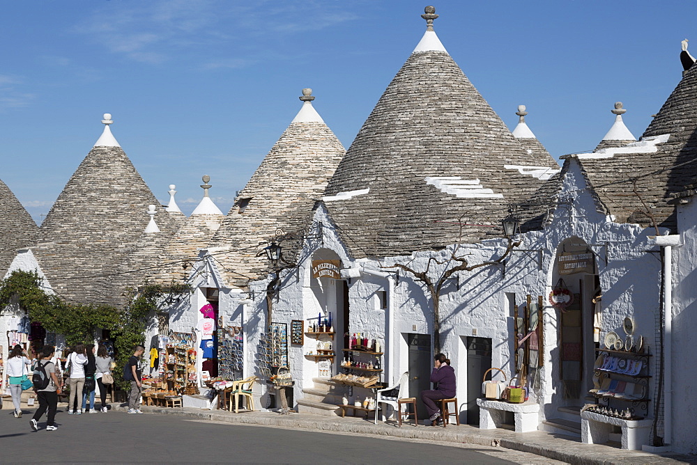 Street of of traditional trullos (trulli) in Alberobello, UNESCO World Heritage Site, Puglia, Italy, Europe