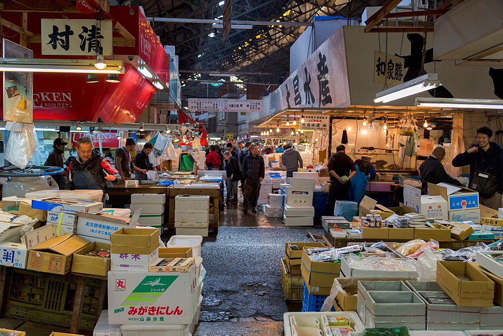 Stalls in the busy Tsukiji Fish Market in Tokyo, Japan, Asia