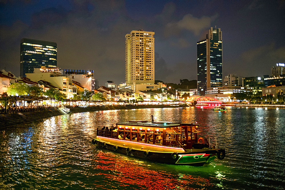 Tourist boat near the historic Boat Quay in Singapore river at dusk, Singapore, Southeast Asia, Asia