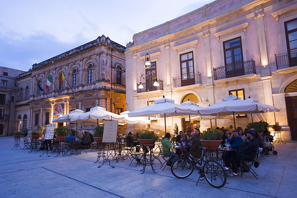 Cafe in the evening, Piazza Duomo, Ortygia, Syracuse, Sicily, Italy, Europe