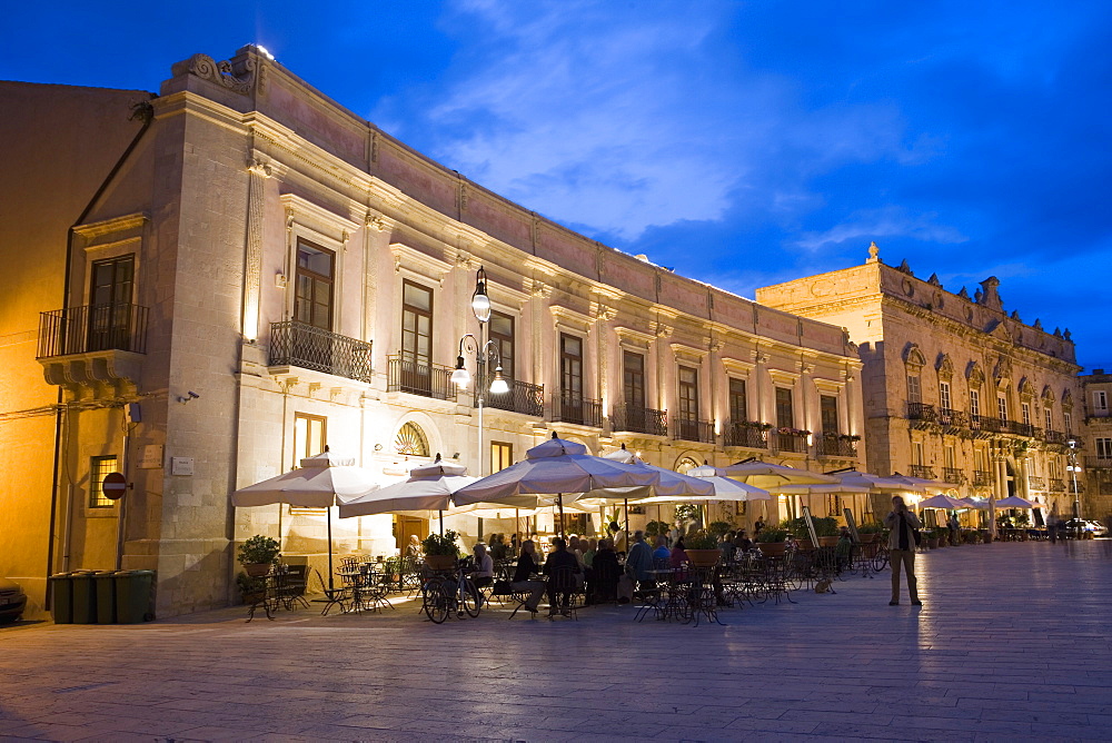 Cafe in the evening, Palazzo Beneventano del Bosco, Piazza Duomo, Ortygia, Syracuse, Sicily, Italy, Europe