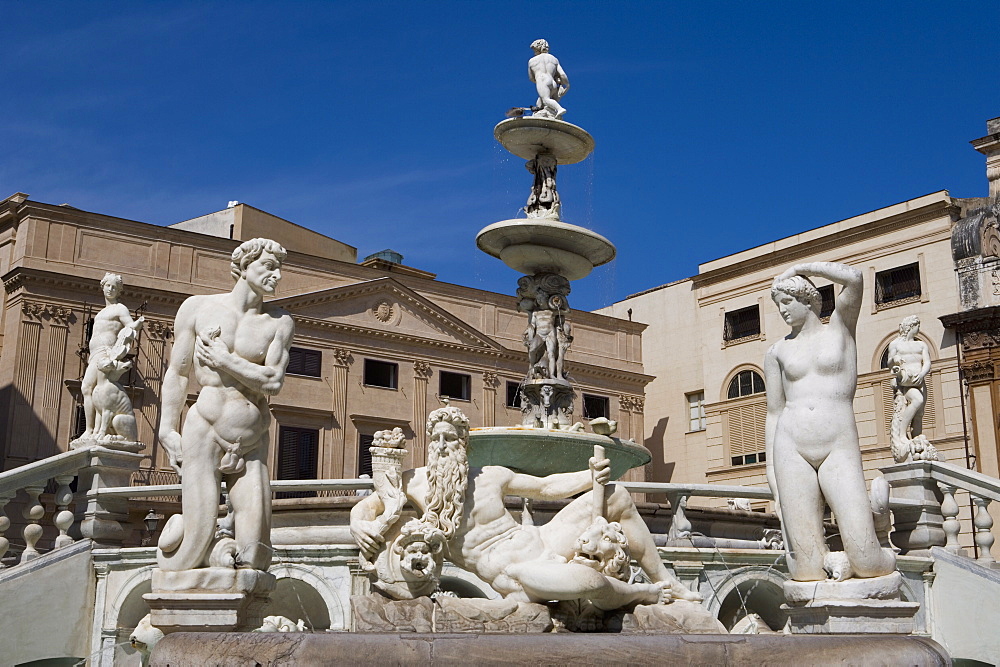 Statues and the Fontana Pretoria, Palermo, Sicily, Italy, Europe