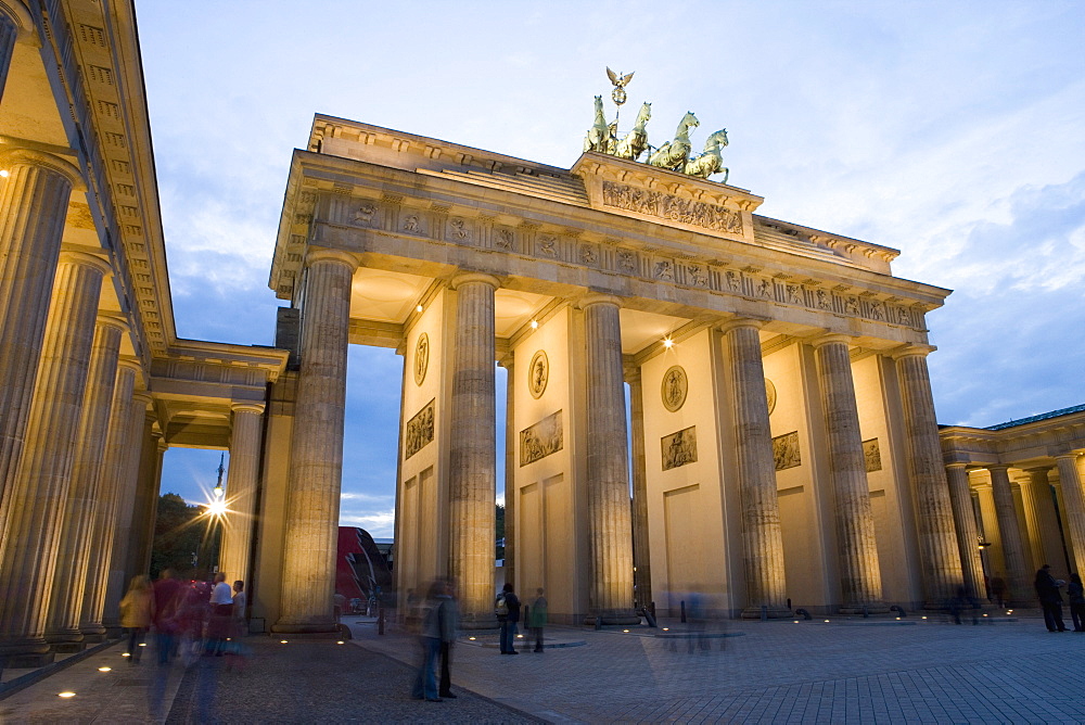 Brandenburg Gate (Brandenburger Tor) at dusk, Pariser Platz, Berlin, Germany, Europe