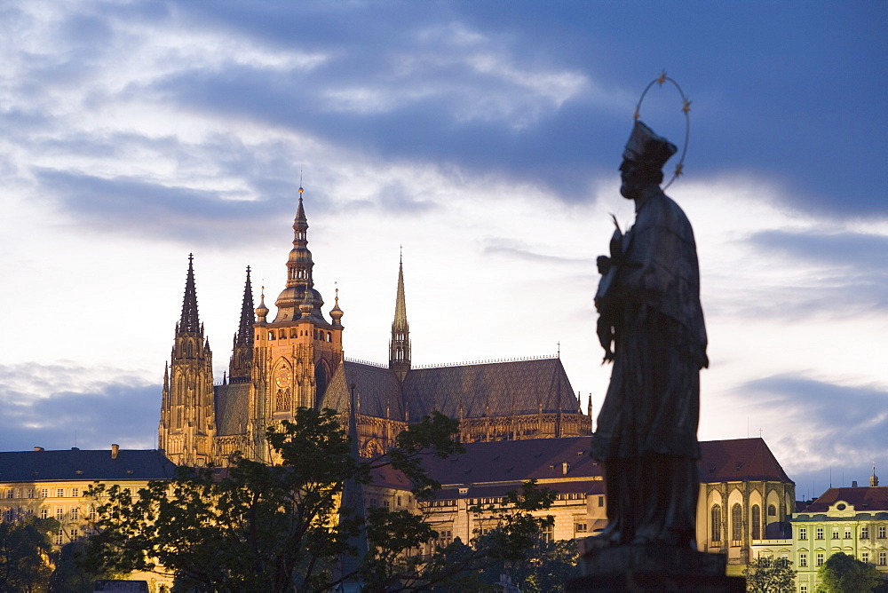 St. Vitus's Cathedral, Royal Palace and Castle from Charles Bridge, with statue of St. John Nepomuk in the foreground in the evening, UNESCO World Heritage Site, Prague, Czech Republic, Europe