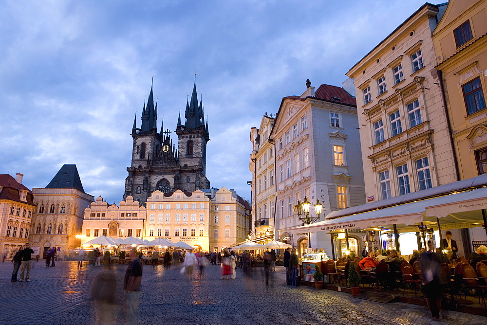 Cafes on the Old Town Square in the evening, with the Church of Our Lady before Tyn in the background, Old Town, Prague, Czech Republic, Europe