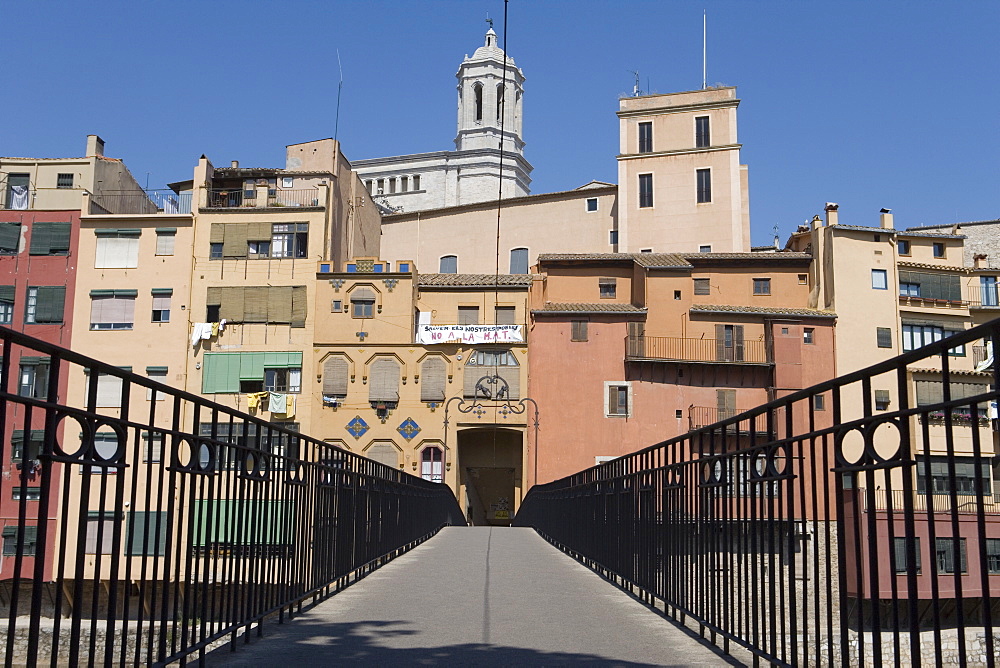 Bridge, cathedral and brightly painted houses on the bank of the Riu Onyar, old town, Girona, Catalonia, Spain, Europe