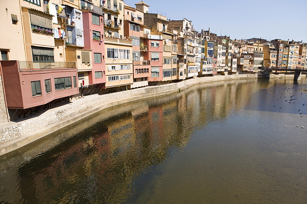 Brightly painted houses on the bank of the Riu Onyar, old town, Girona, Catalonia, Spain, Europe