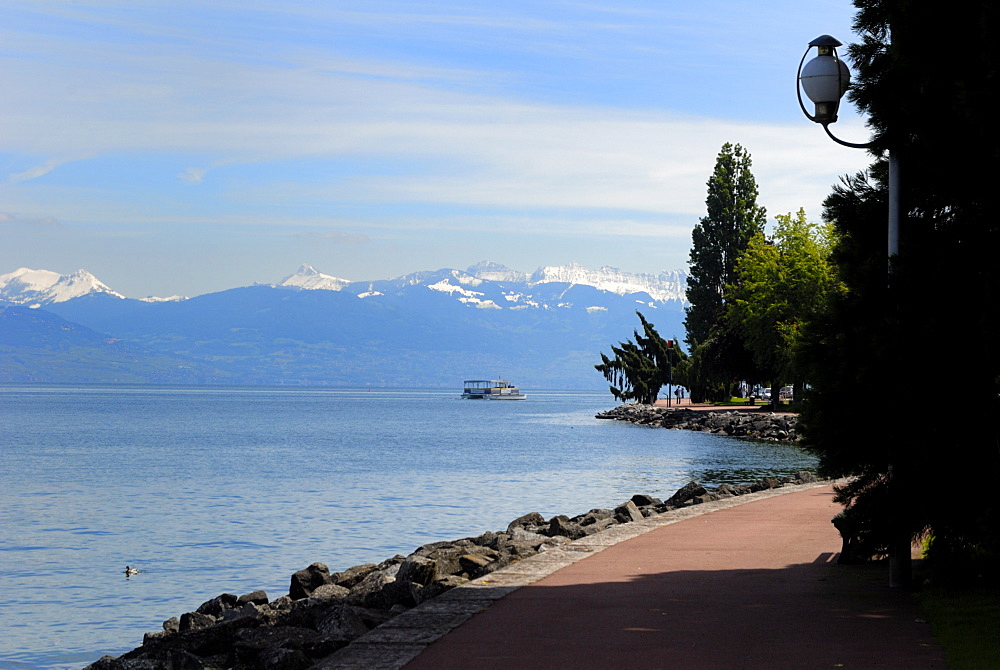 Lac Leman (Lake Geneva) looking from Quai Baron de Blonay, Evian-les Bains, Haute-Savoie, France, Europe