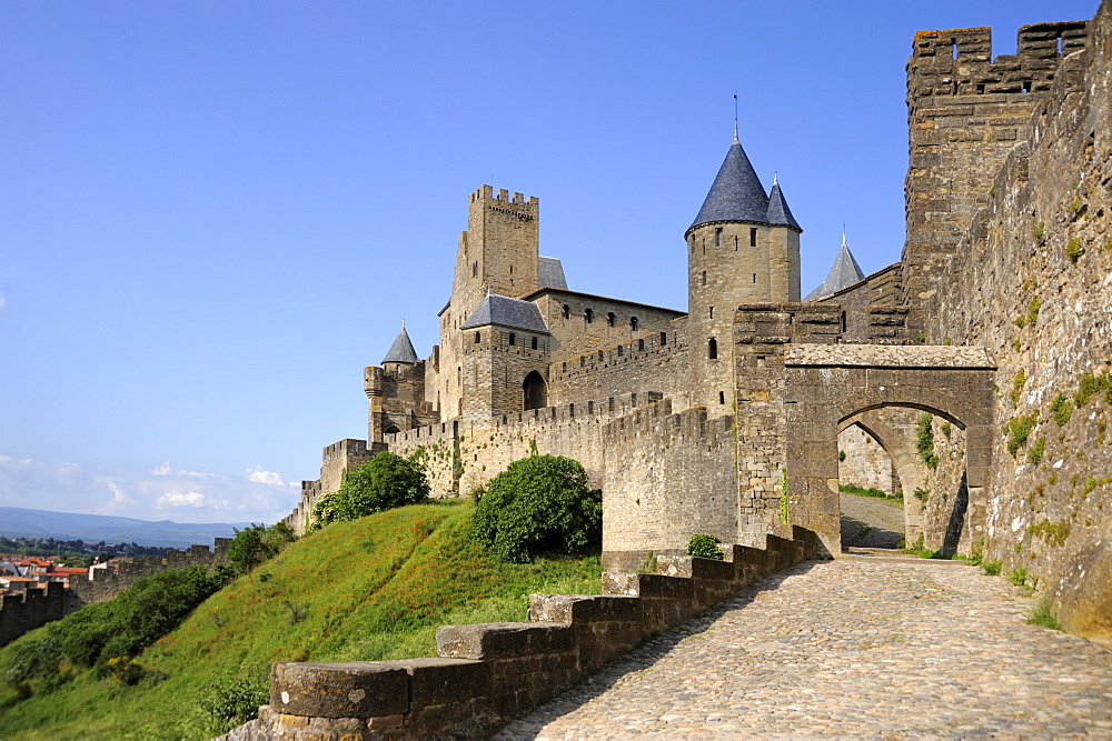 Porte d'Aude, walled and turreted fortress of La Cite, Carcassonne, UNESCO World Heritage Site, Languedoc, France, Europe