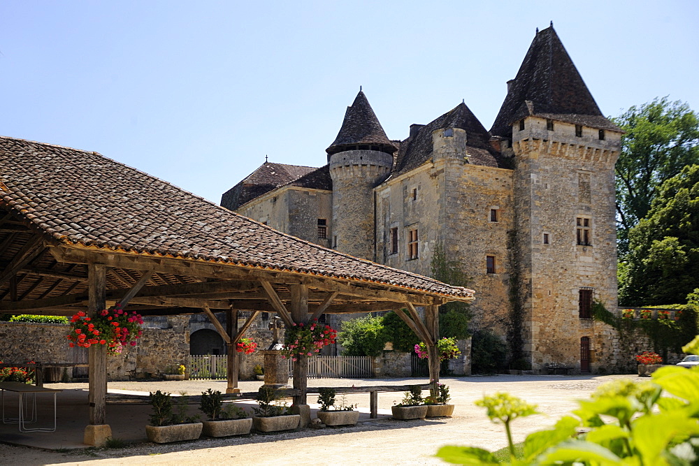 Old market and Le Chateau de la Marthonie, St. Jean de Cole, Dordogne, France, Europe