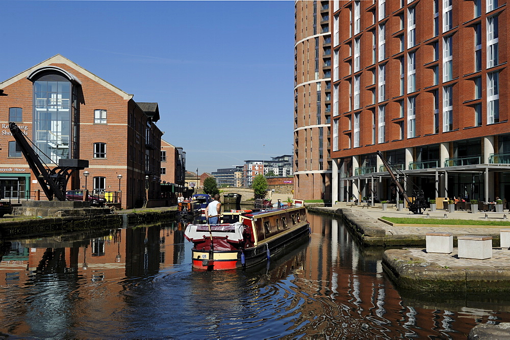 Canal boat entering Granary Wharf, Leeds Liverpool Canal, Leeds, West Yorkshire, England, United Kingdom, Europe