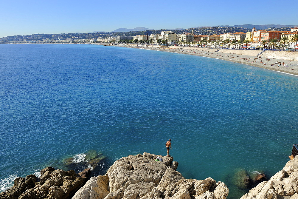 Beach and promenade des Anglais, Nice, Alpes Maritimes, Provence, Cote d'Azur, French Riviera, France, Mediterranean, Europe