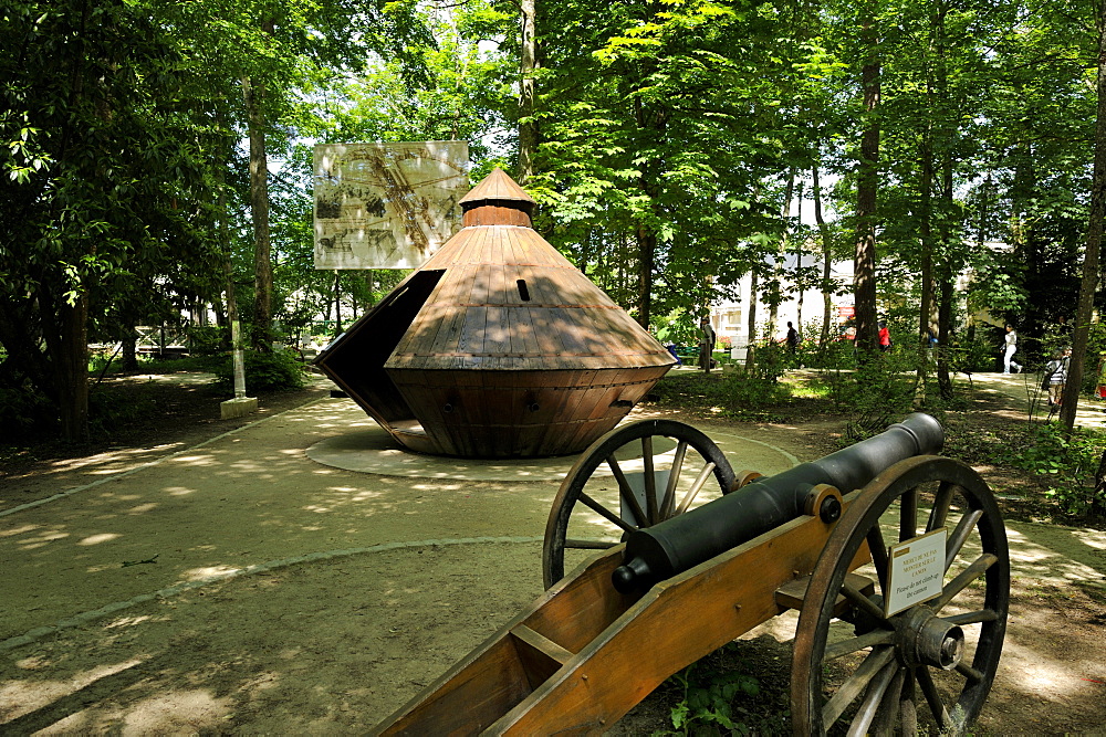 Replicas of some of Leonardo da Vinci's inventions, Clos Luce, Parc Leonardo da Vinci, Amboise, Indre-et-Loire, Loire Valley, Centre, France, Europe