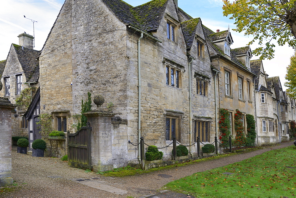 Old Cotswod stone houses, Sheep Street, Burford, Cotswolds, Oxfordshire, England, United Kingdom, Europe