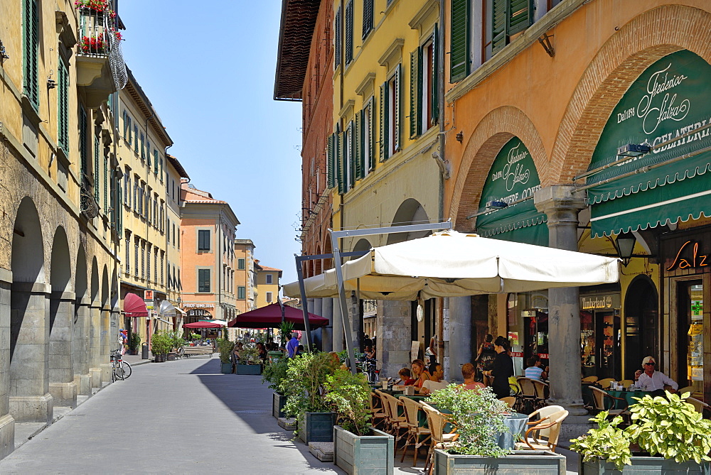 Alfresco restaurants and Porticos (covered walkways), Borgo Stretto, Pisa, Tuscany, Italy, Europe