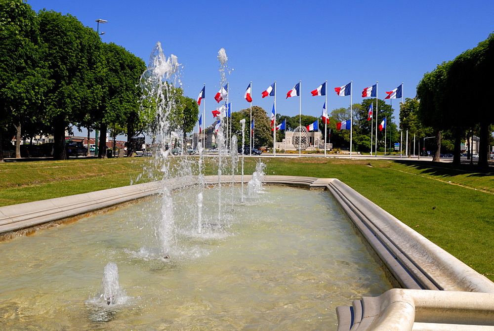 Fountains in Hautes Promenades park, looking towards Place de la Republique, Reims, Marne, Champagne-Ardenne, France, Europe