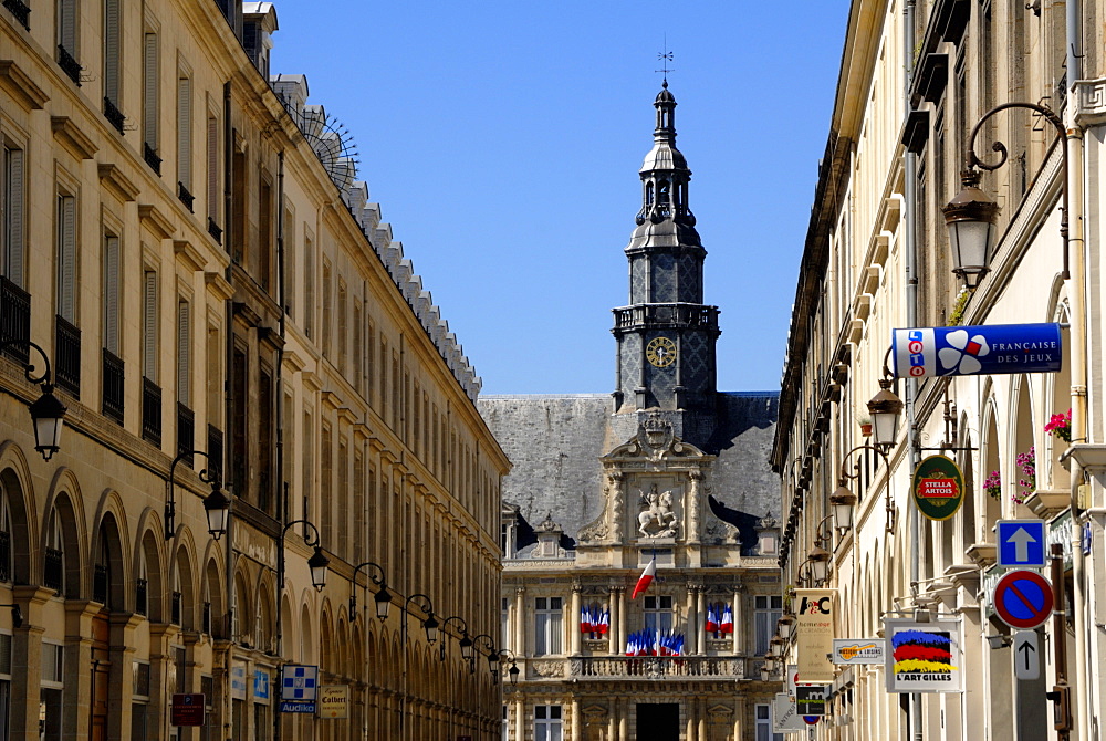 French street and Hotel de Ville, Reims, Marne, Champagne-Ardenne, France, Europe