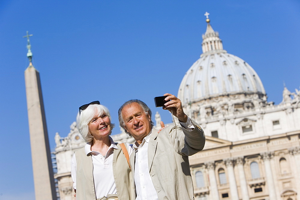 Senior tourists sightseeing in St. Peters Square, Rome, Lazio, Italy, Europe