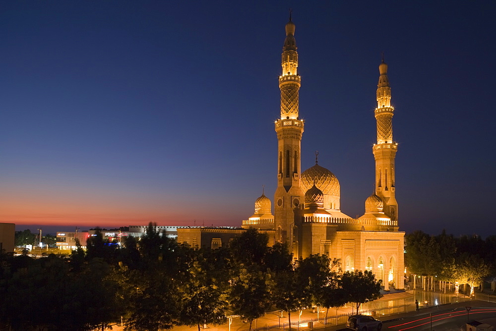 Jumeirah Mosque, Dubai's largest and best-known mosque spectacularly lit up at night, Dubai, United Arab Emirates, Middle East