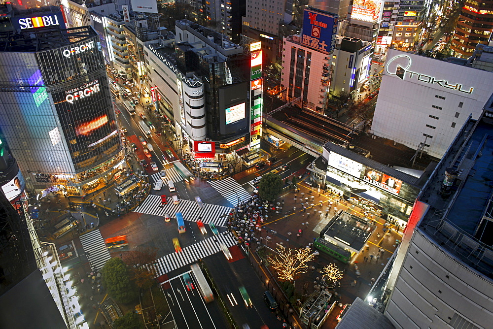 Crowds crossing the famous Shibuya Crossing crosswalks at the centre of Shibuya's fashionable shopping and entertainment district. Shibuya, Tokyo, Japan, Asia